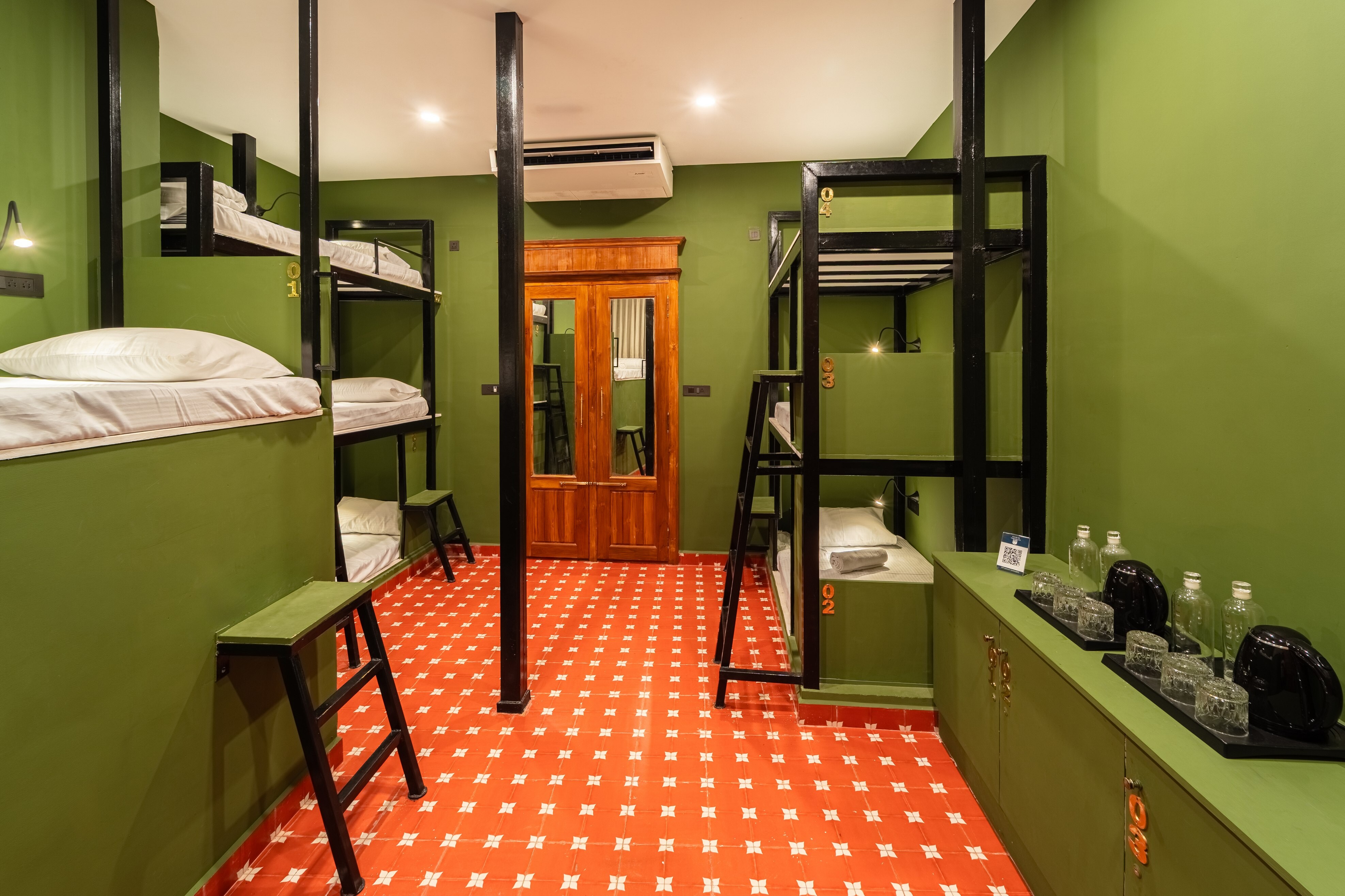 Versailles Backpacker Hostel - Tap to explore photos