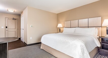 Candlewood Suites Eau Claire I-94, an IHG hotel Room Type - 1 King Studio Suite Mobility Accessible Tub