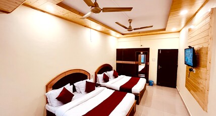 Hotel Amit - 5mins drive to Airport Room Type - Family Room (Non A.C)