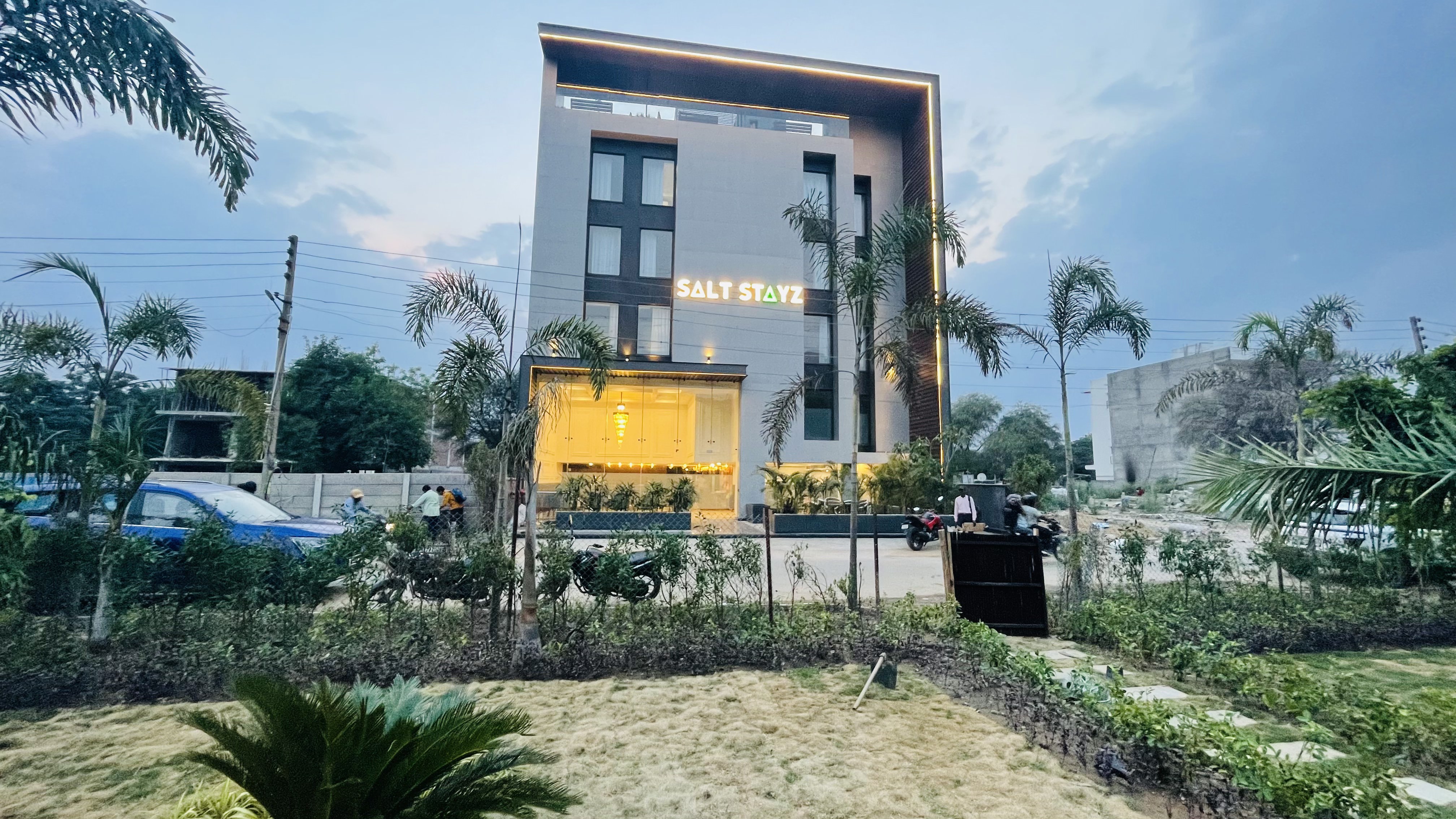 Saltstayz Select - Golf Course Road & Sector 57 - Tap to explore photos