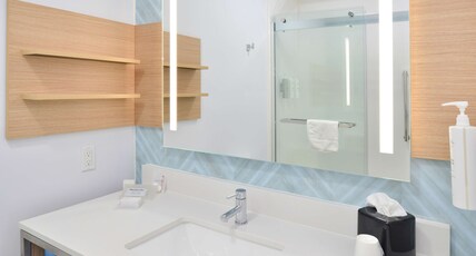 Hilton Garden Inn Denton Room Type - 1 KING BED JR SUITE