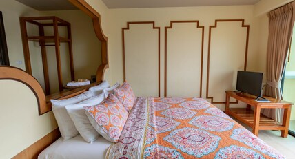 ROYAL PINEAPPLE HOTEL | A Welcome to Wealth and Good Fortune Room Type - Signature Pineapple | Free Bus & Free Private Workspace