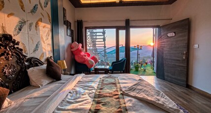 Smokey Castle Homestay & Cafe Mukteshwar Room Type - Cloudcrest Chamber
