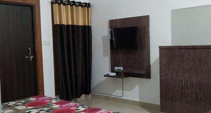 THE HOTEL YASHIKA PALACE Room Type - Deluxe AC Room