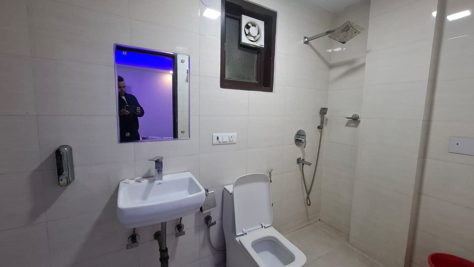 HLN Home Stay - Tap to explore photos