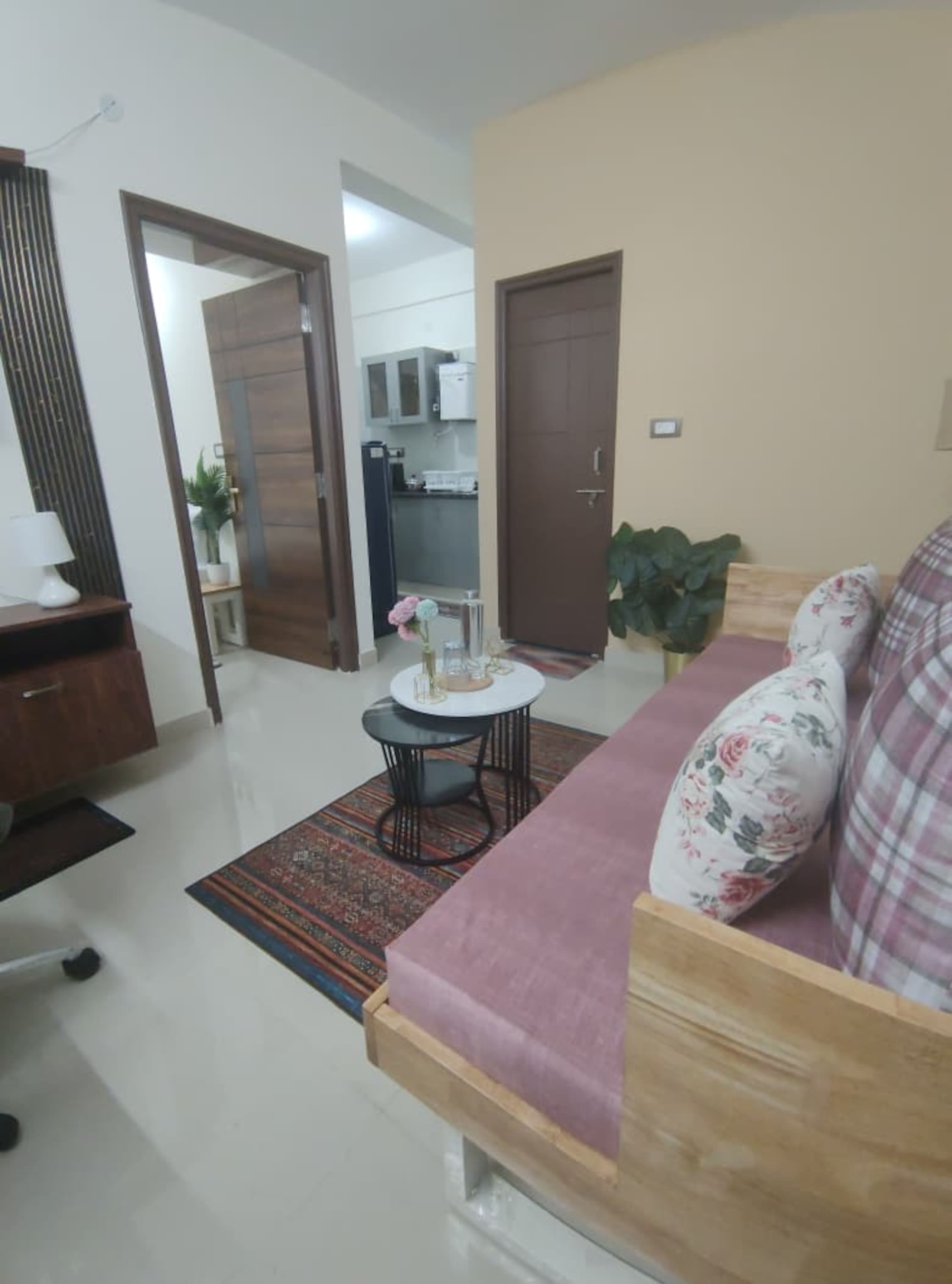 Yuhii Comfy 1BHK Harlur Rd HSR Ext Free parking - Tap to explore photos