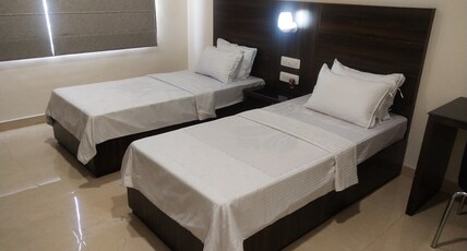 HOTEL ORIENTAL Room Type - DELUXE ROOM (Twin Bed)