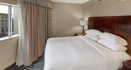 DoubleTree by Hilton Hotel St. Paul Downtown Room Type - 1 KING CORNER NONSMOKING