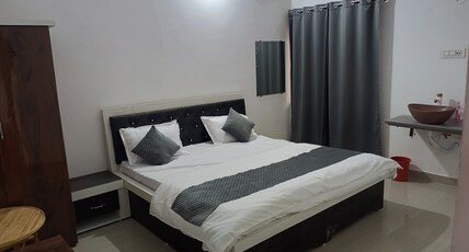The Kalpanik Inn Room Type - Deluxe Queen Bed Room