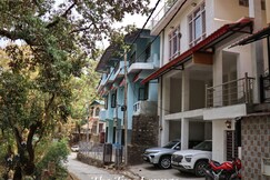 The Tree Lounge Near Lake | Hill View