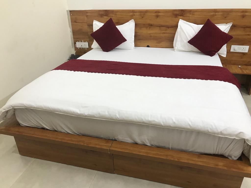 Hotel Dlight - Tap to explore photos