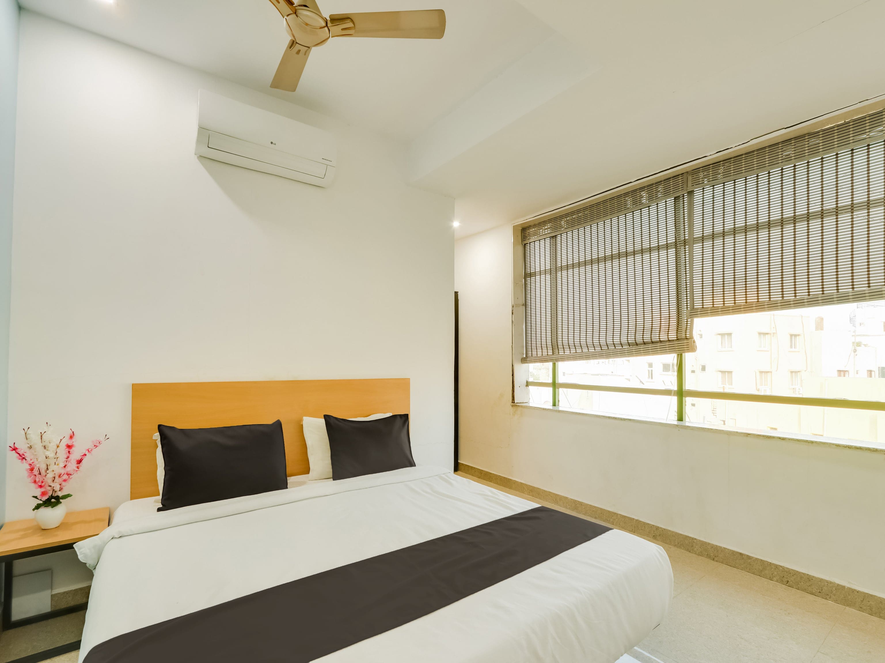 Super Townhouse Qualia Prime - Tap to explore photos