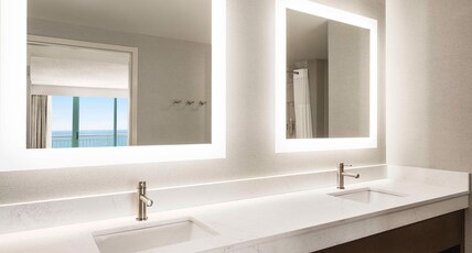 Hampton Inn by Hilton Virginia Beach-Oceanfront South Room Type - 2QN STE SFBD OCNFRT FLR10