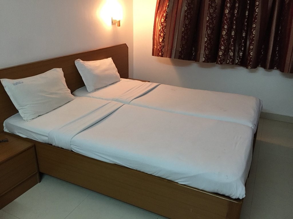 HOTEL PREMIER - Tap to explore photos