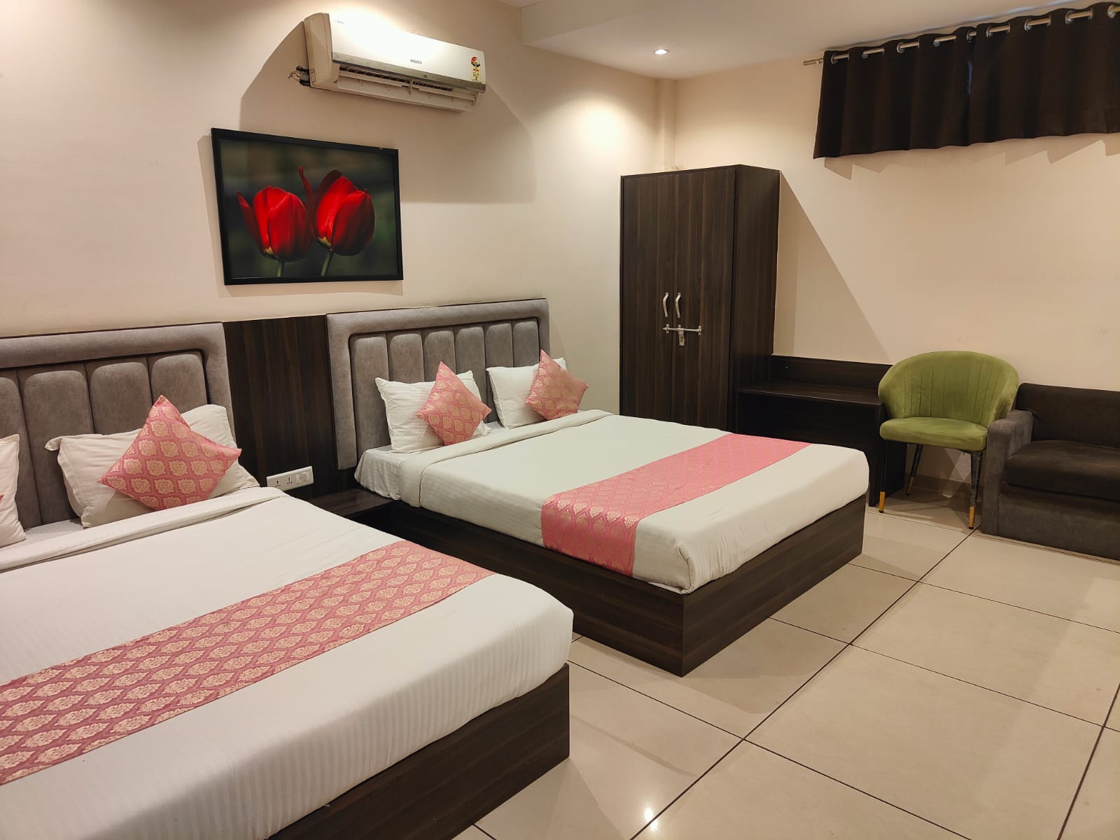 Hotel Narsingh Vatika - Tap to explore photos