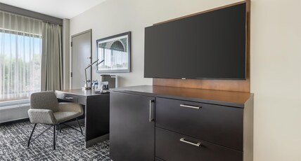 DoubleTree by Hilton Williamsburg Room Type - 1 KING BED NONSMOKING