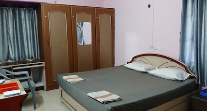 YS homestay Room Type - Non-AC Deluxe Bedroom W2 (First Floor)