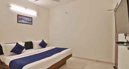 Motel Happy Home Room Type - Deluxe Double AC Room