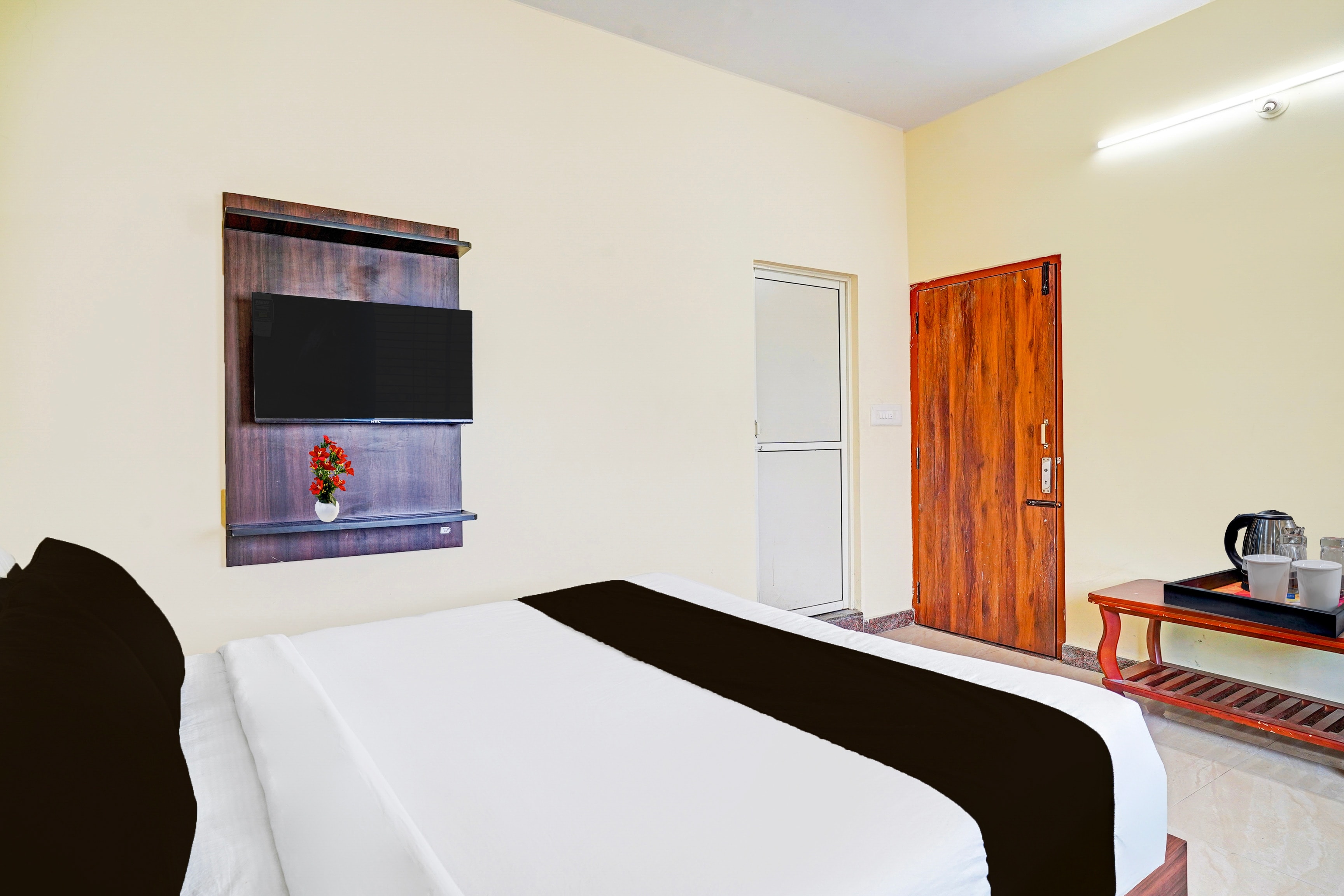 Hotel O Srigandhakavalu Formerly Chamundeshwari Lodging - Tap to explore photos