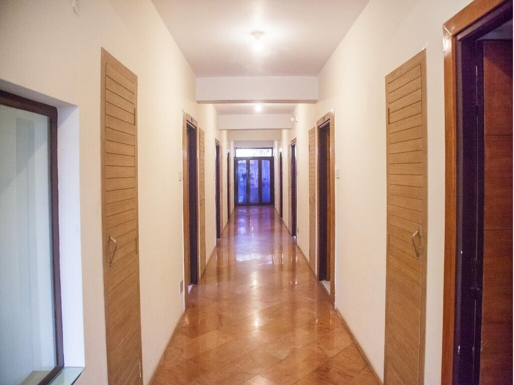 Nilgiris Inn - Ooty - Tap to explore photos