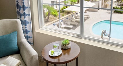 Hilton Garden Inn Carlsbad Beach Room Type - 1 KING BED POOL VIEW