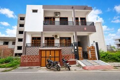 Shreenath Guest House - 500 meters from Railway Station.