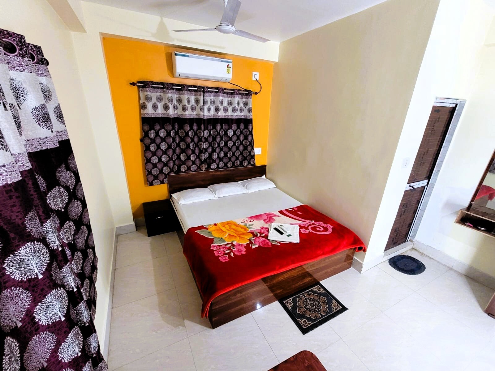 FrontviewStay near Chinar Park - Tap to explore photos