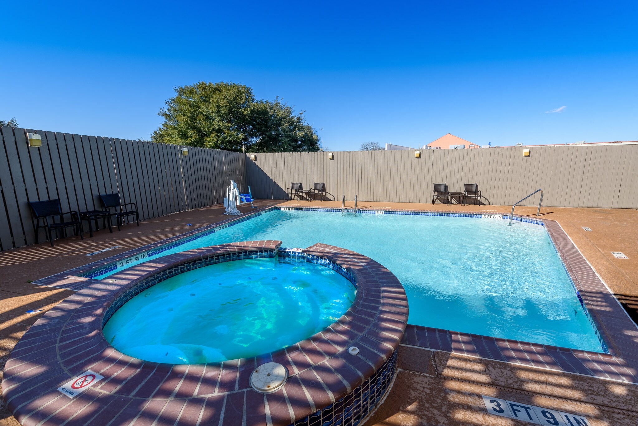 Holiday Inn Express & Suites BASTROP - Tap to explore photos