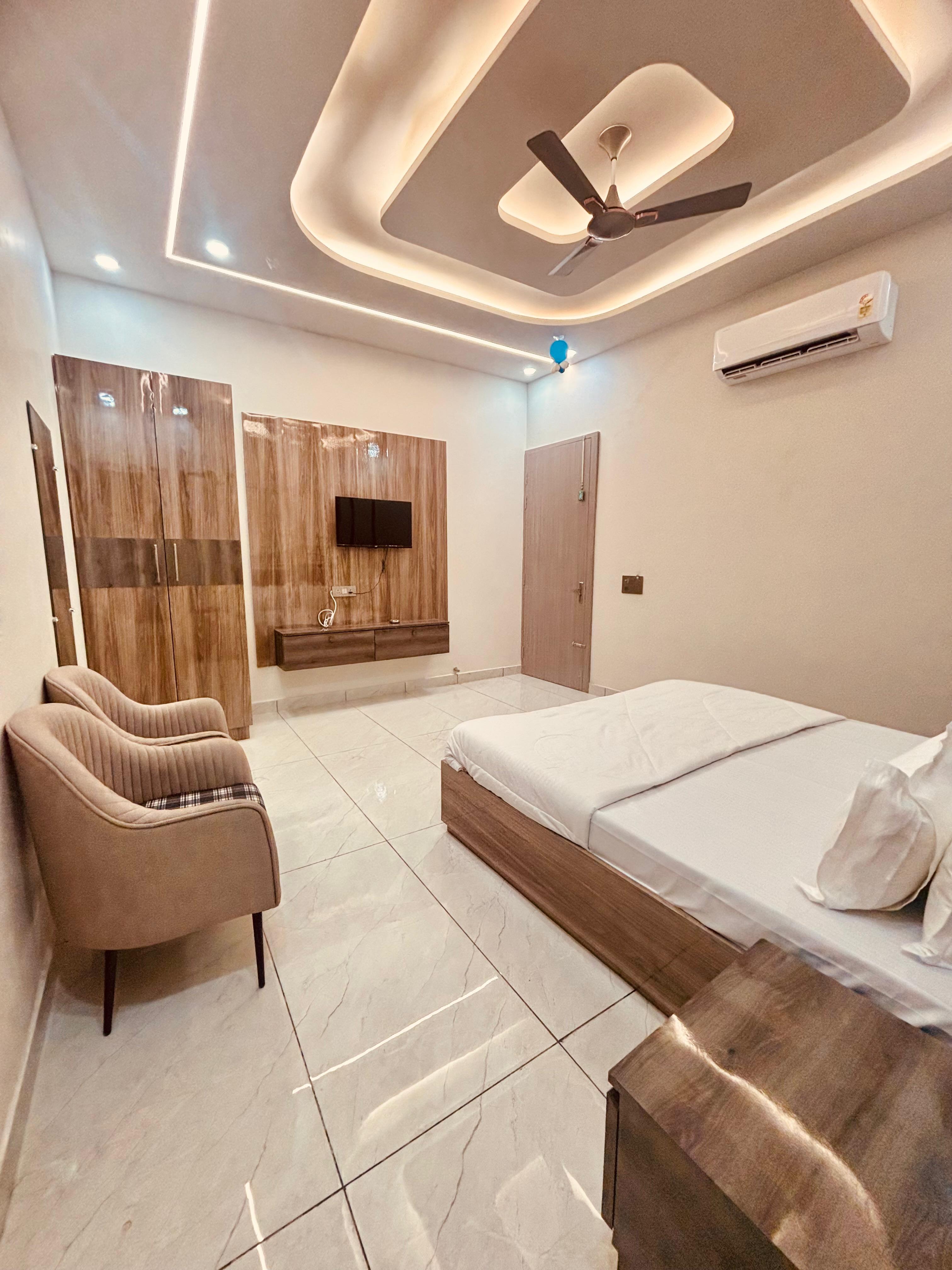 Rudra Hotel - Tap to explore photos