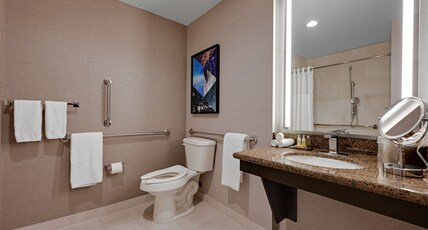 DoubleTree by Hilton Denver International Airport Room Type - 1 KING MOB ACC RIS