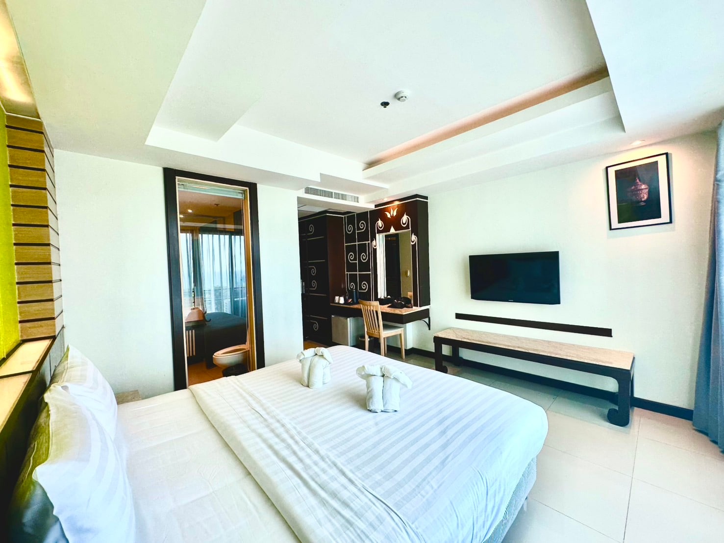 Bay Beach Resort Jomtien - Tap to explore photos