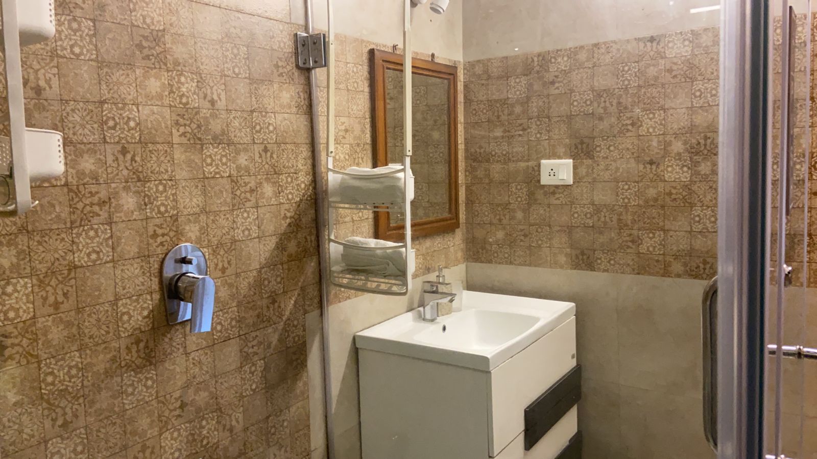 Herne Lodge 1 | Entire 1 BHK Apartment - Tap to explore photos