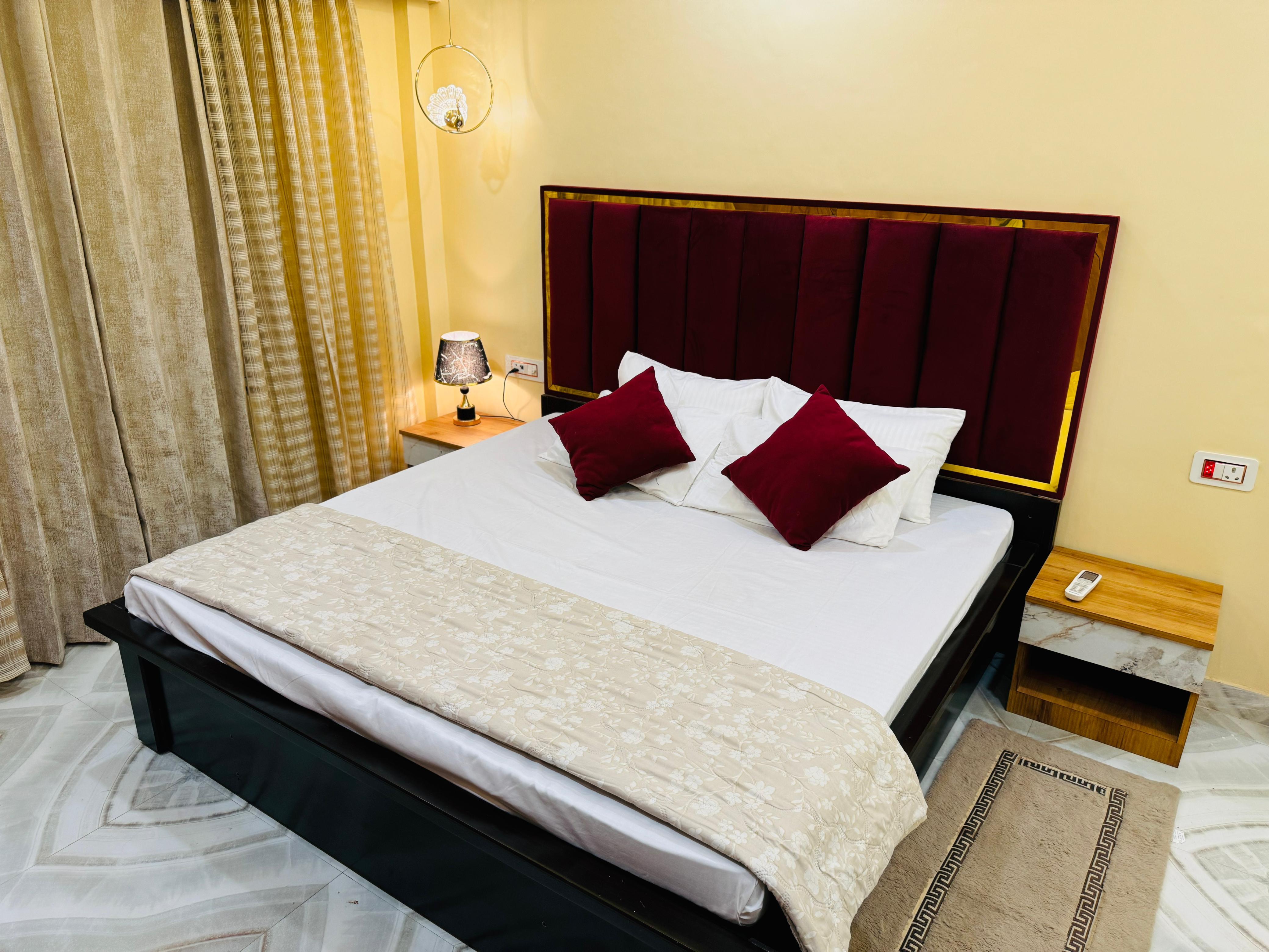 Golden palace - Tap to explore photos