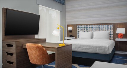 Hampton Inn & Suites by Hilton Naples South Room Type - 1 KNG STDO MIC FRIDG WTBR