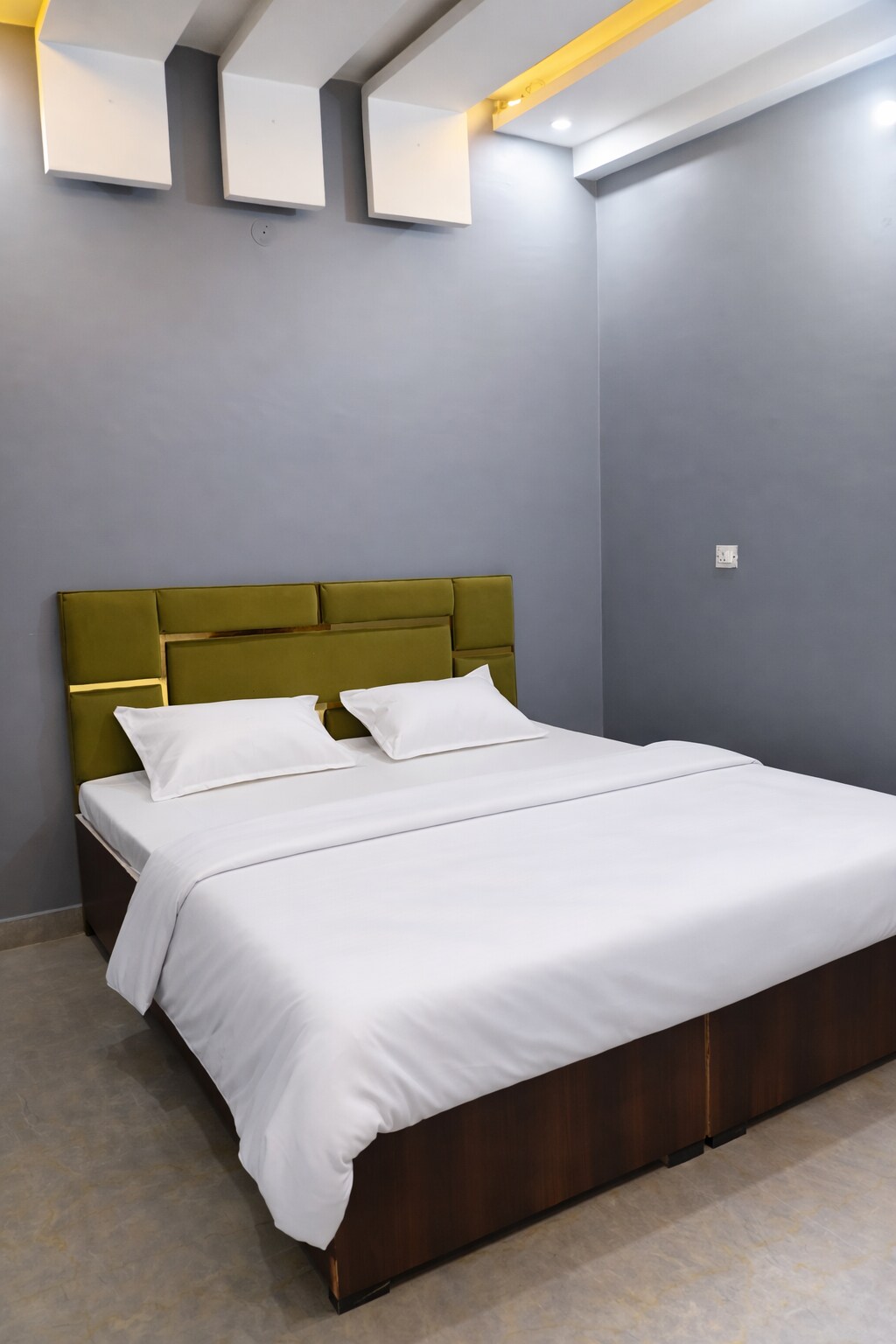 Spacious 2BHK Apartment Near India Expo Mart - Tap to explore photos