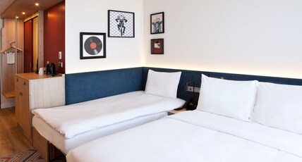 Hampton by Hilton Munich Airport South Room Type - QUEEN ROOM WITH SOFA BED