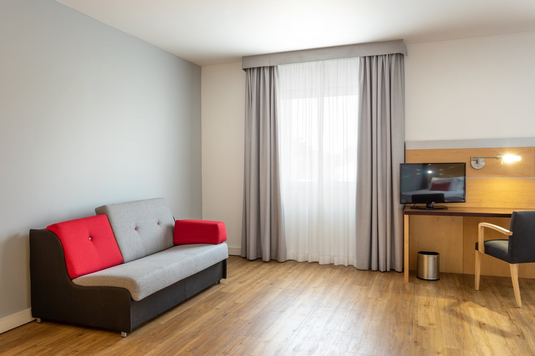 Holiday Inn Express Lisbon - Oeiras - Tap to explore photos