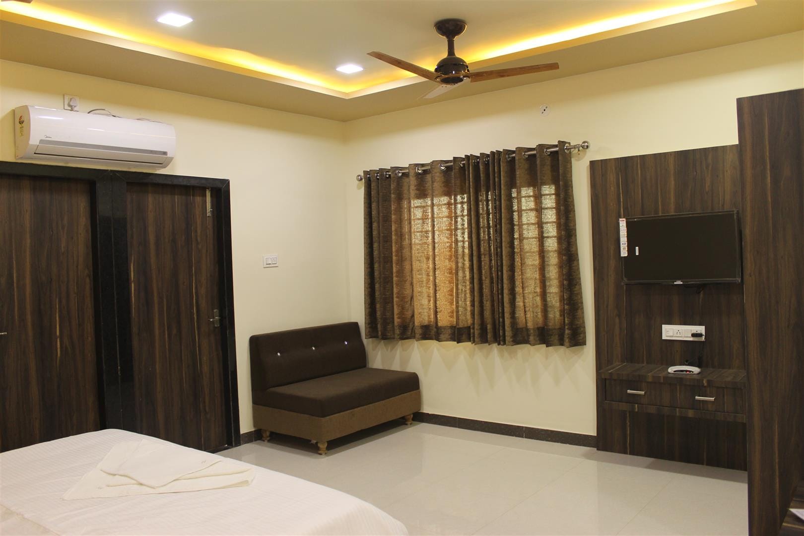 Hotel Shri Sharanam - Tap to explore photos