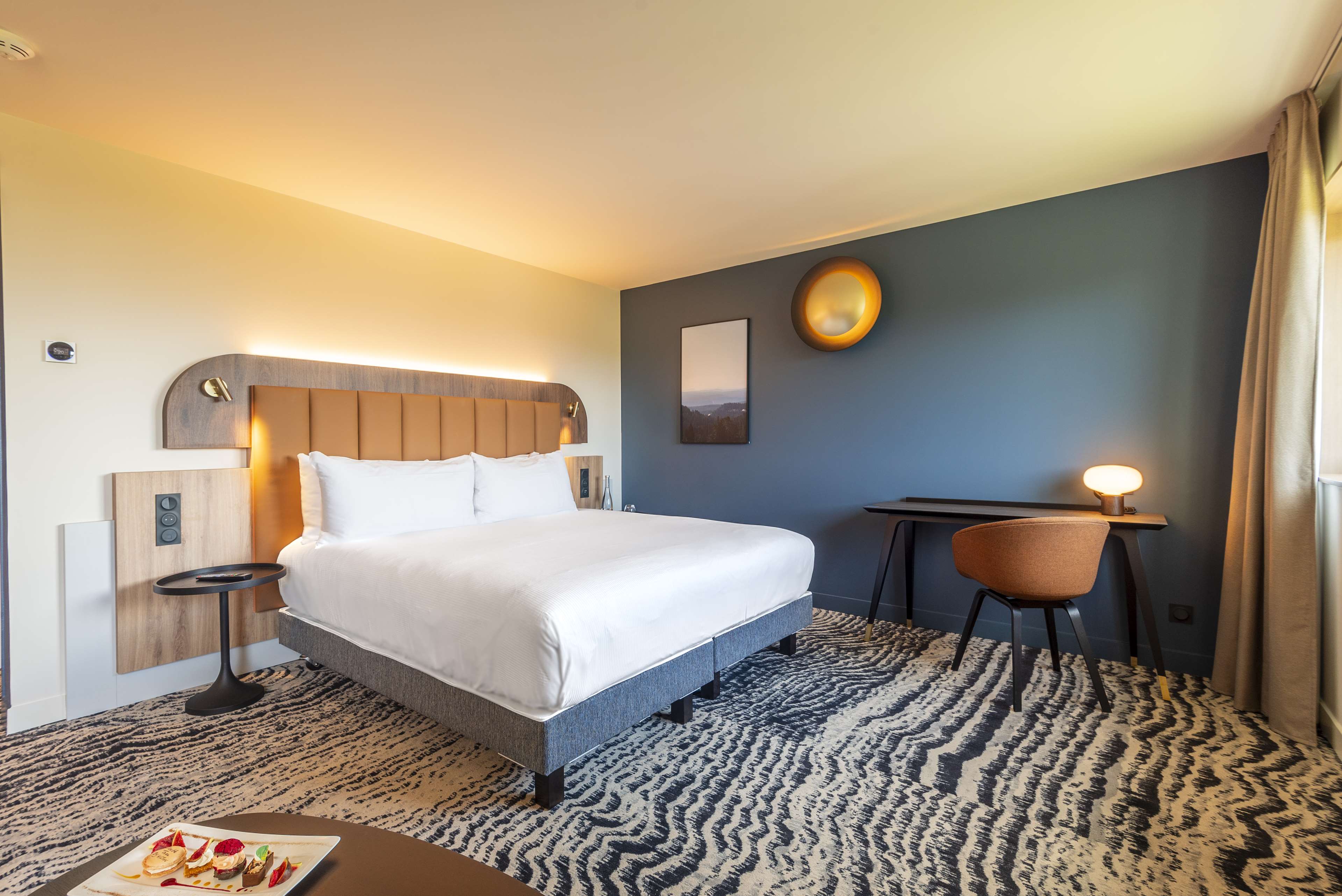 DoubleTree by Hilton Lyon Eurexpo - Tap to explore photos