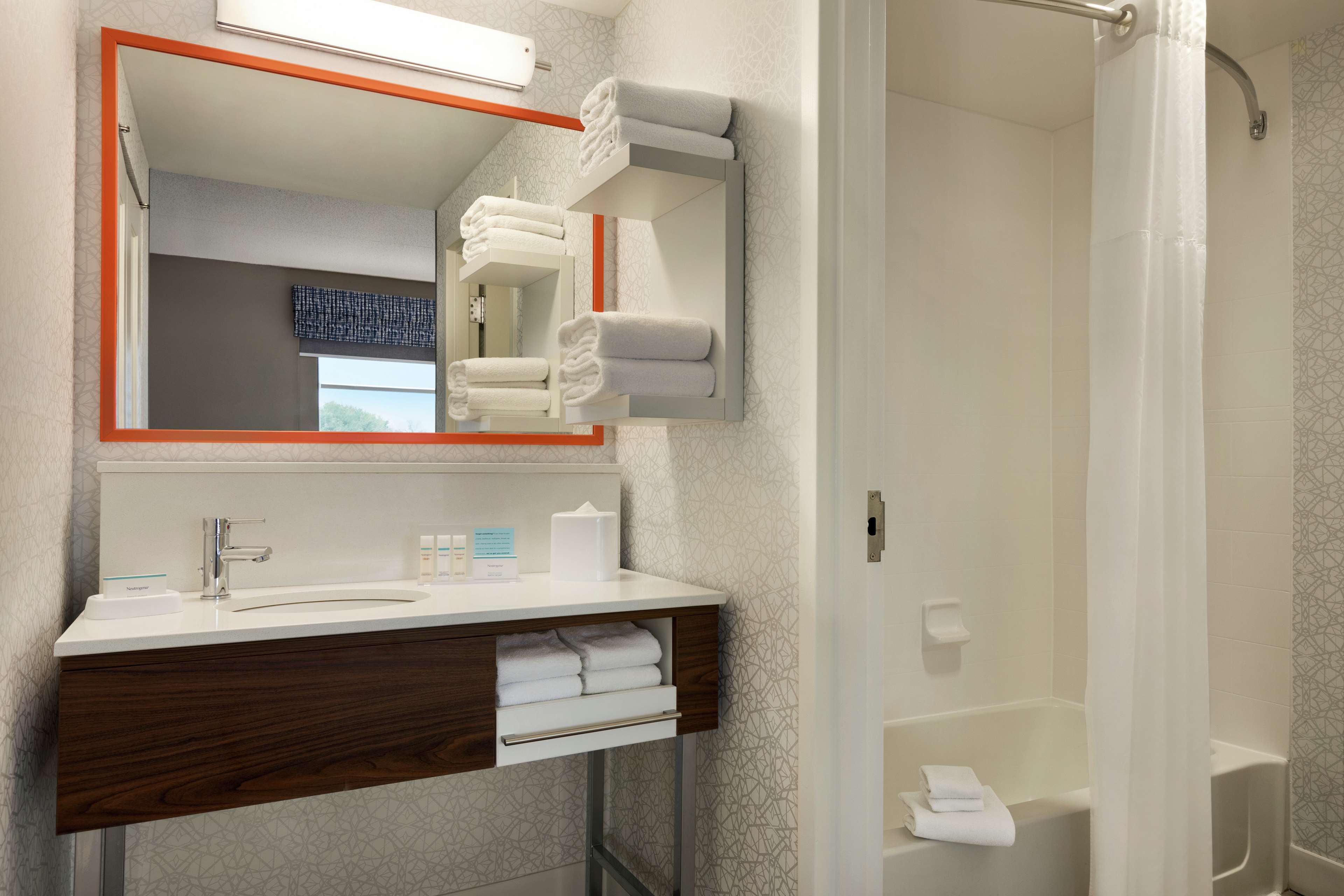 Hampton Inn & Suites Frederick-Fort Detrick - Tap to explore photos