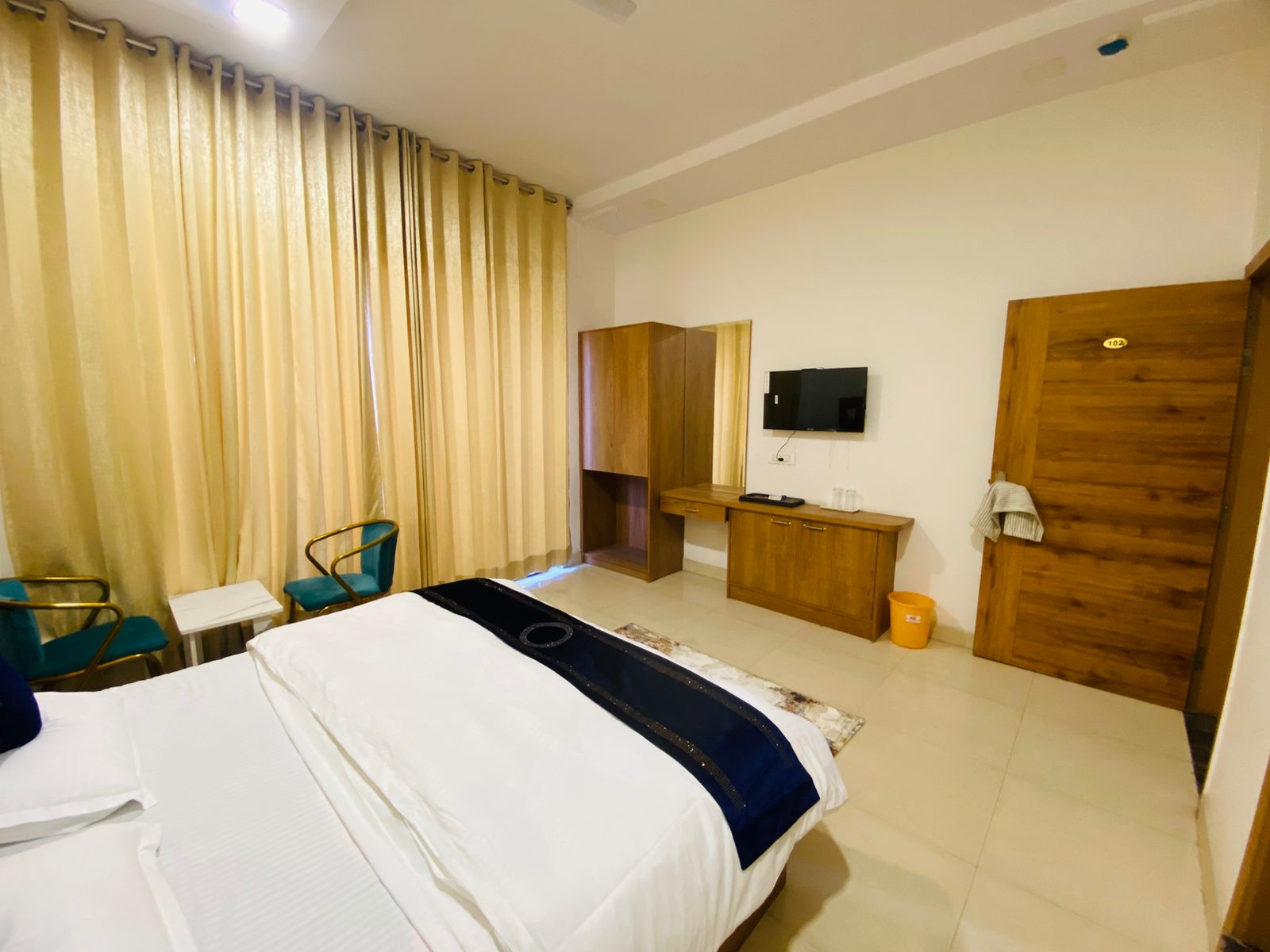 RY LUXURIES HOTEL - Tap to explore photos