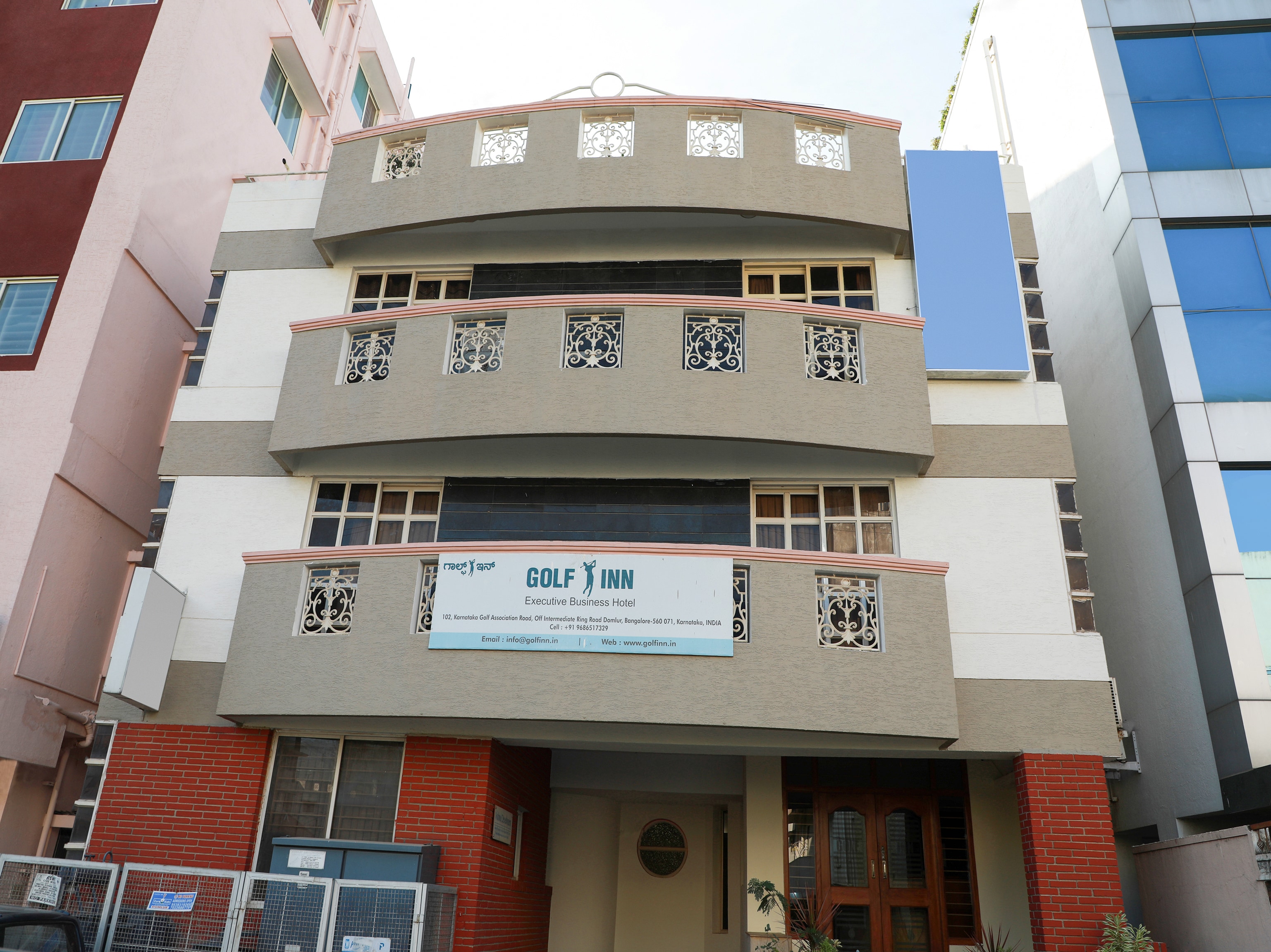 Golf Inn - Tap to explore photos