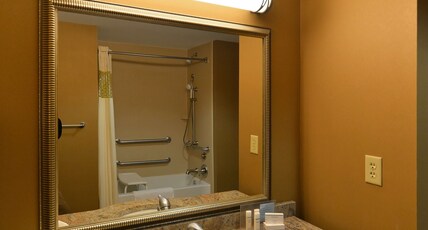 HAMPTON INN GENESEO NY Room Type - 2QN MOB HEARING ACC TUB NS