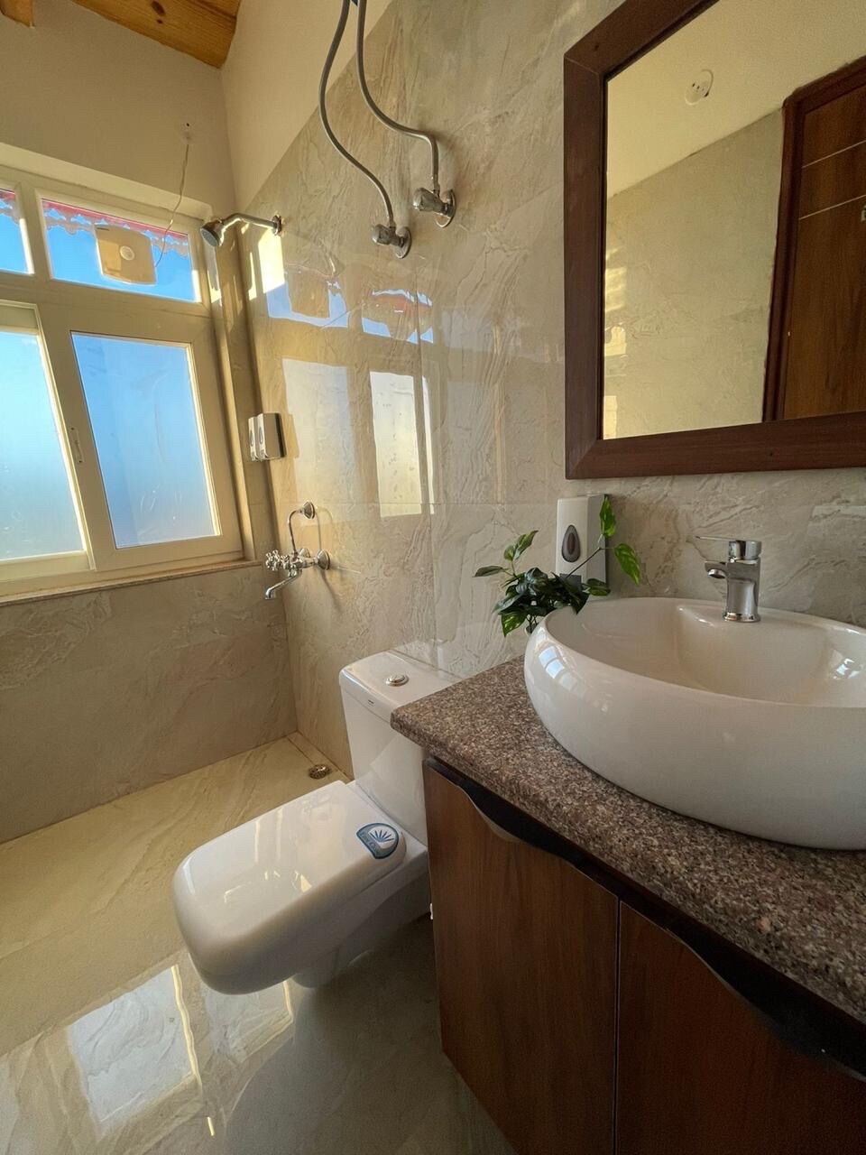 Cheerful hill top 3 bedroom cottage in Mukteshwar - Tap to explore photos