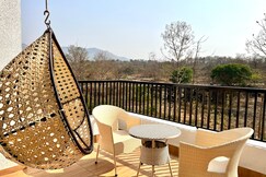 Riverfront 4BHK Pvt Pool terrace Karjat