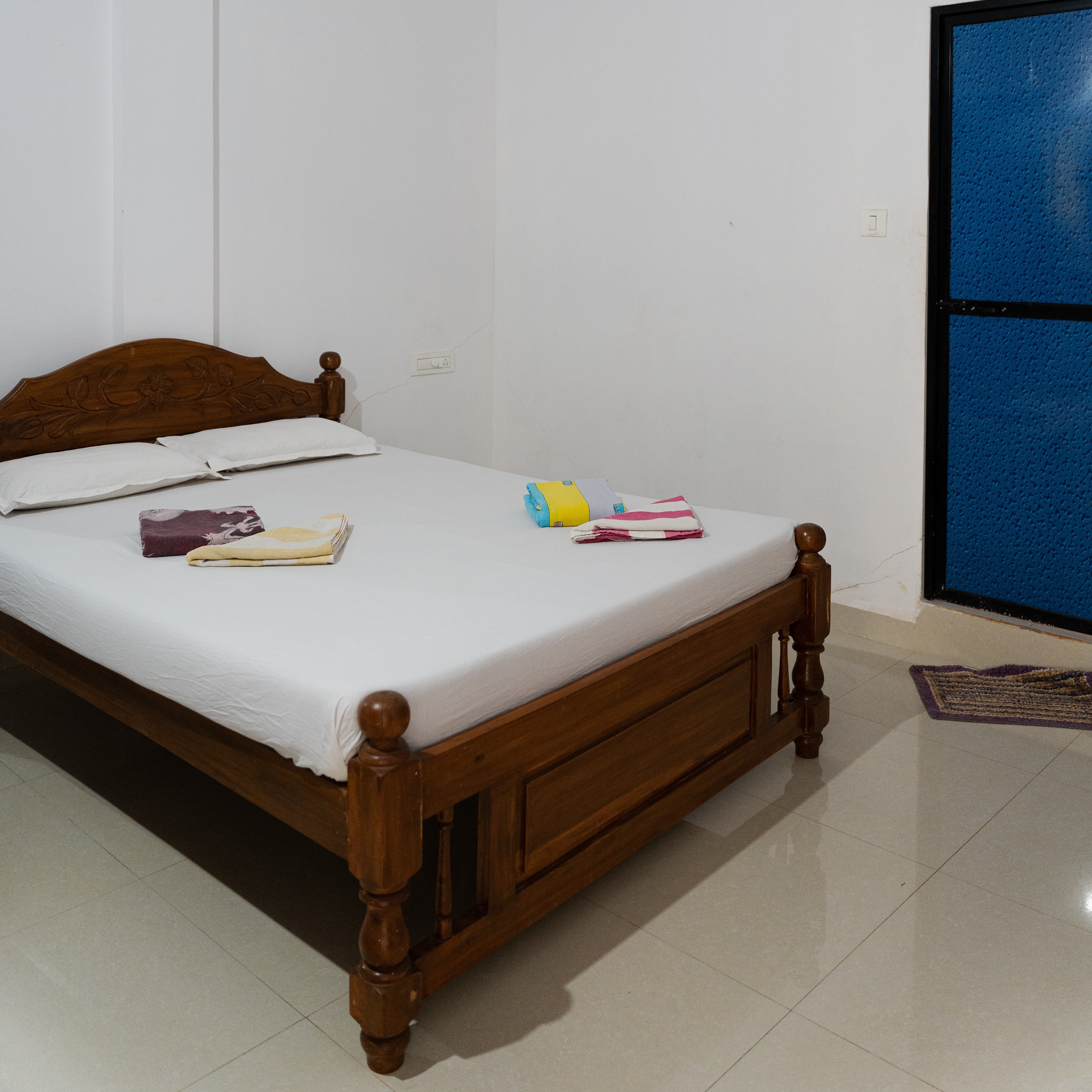 IVON Guest House - Tap to explore photos