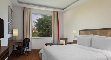 Four Points by Sheraton New Delhi Airport Room Type - Executive Suite with Seating Area 