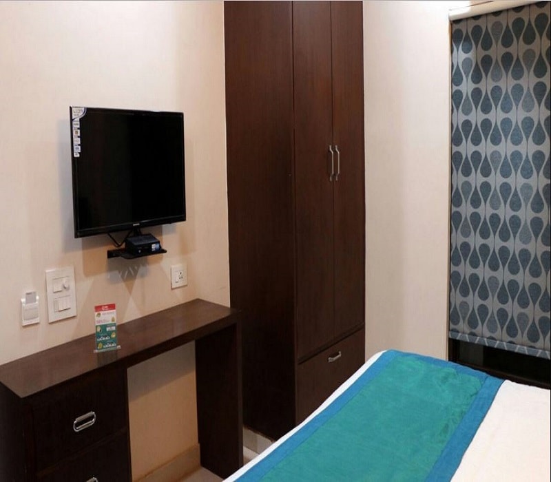 Hotel Flora Inn - Tap to explore photos