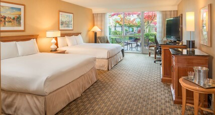 Hilton Seattle Airport & Conference Center Room Type - 2 KING BEDS POOL VIEW