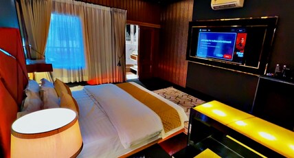 Victorian Elegance Luxury Stays Room Type - Classic Elegance – Signature Reserve Suite with Private Balcony